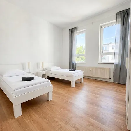 3-zimmer Monteurunterkunft Mit Pkw-stellplatz Für Bis Zu 6 Personen In Horn-lehe Apartment *